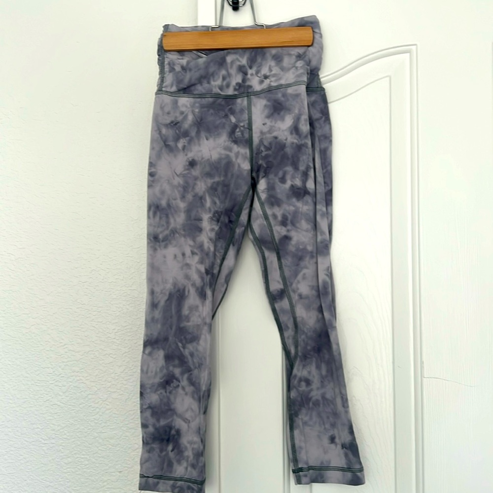 Size 2 Lululemon blue/grey tie dye Capri leggingsgs